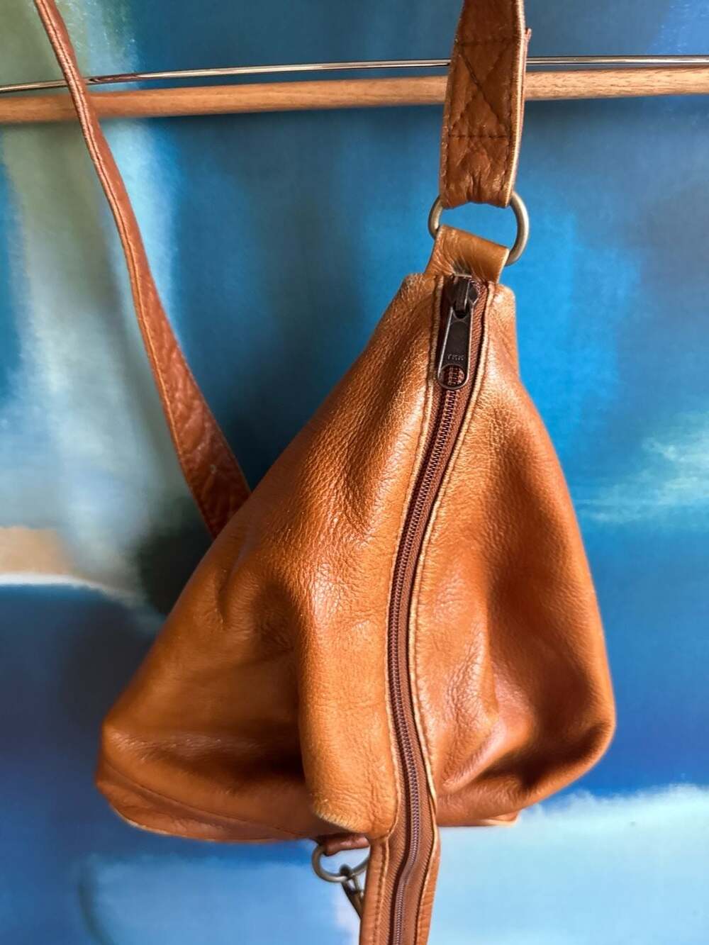 The Walking Co. Brown Pebbled Leather Teardrop Sling Bag Backpack Made in Colomb - Picture 2 of 10